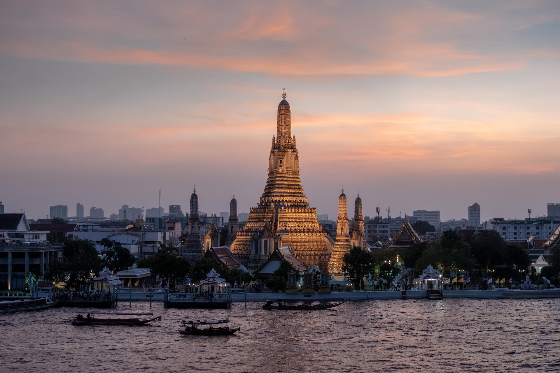 Thailand travel guide - Beautiful Bangkok temples and cityscape